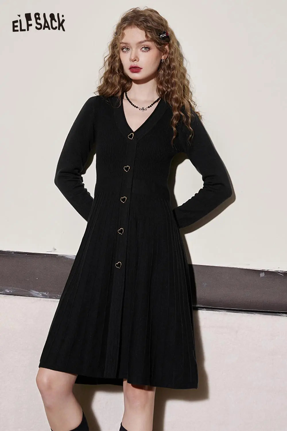 ELFSACK 2025 Winter New Arrivals Casual Elegant Black Knitted Heart Button Dress For Woman