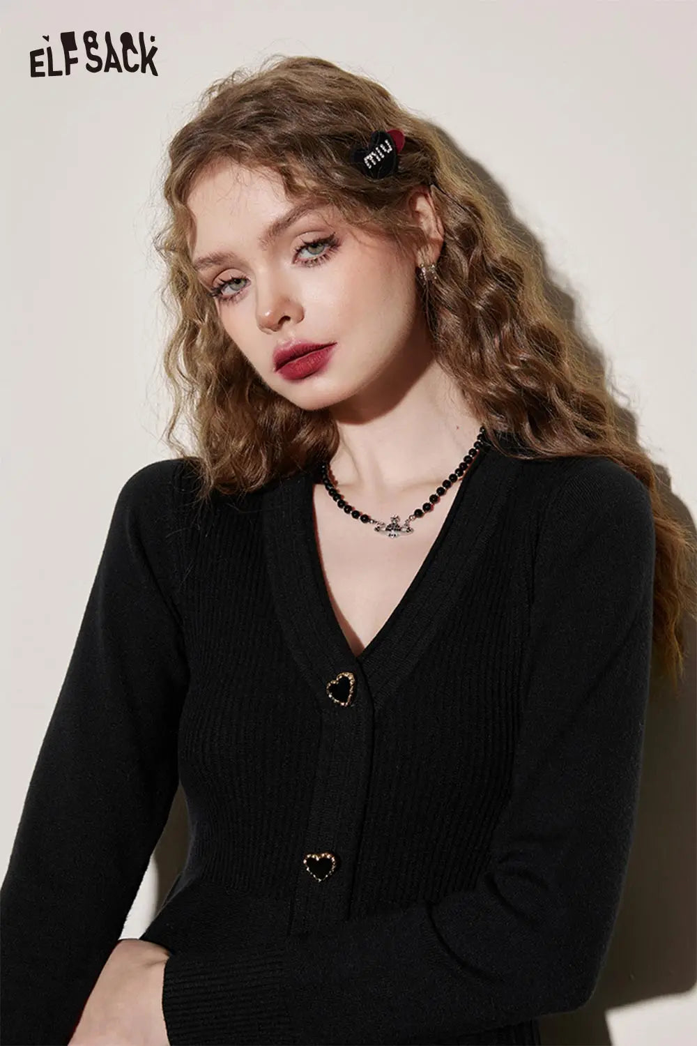 ELFSACK 2025 Winter New Arrivals Casual Elegant Black Knitted Heart Button Dress For Woman